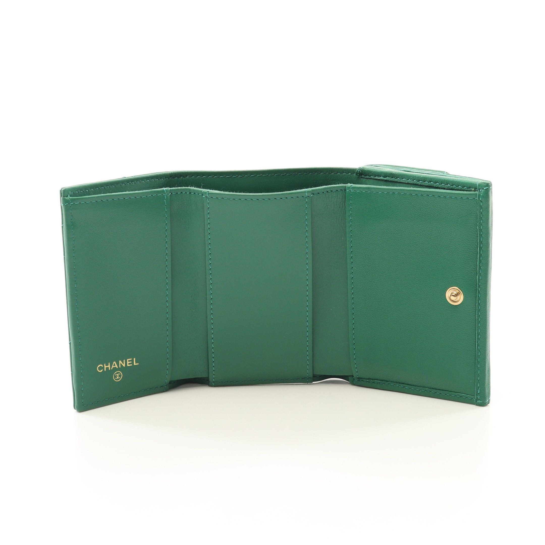 Chanel Chanel Chanel 19 Matelasse Trifold Wallet Lambskin Green Gold Hardware Size ONE SIZE - 3 Thumbnail