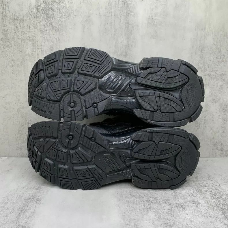 Balenciaga Balenciaga Runner Sneakers Size 37 Black Size US 7 / IT 37 - 7 Thumbnail