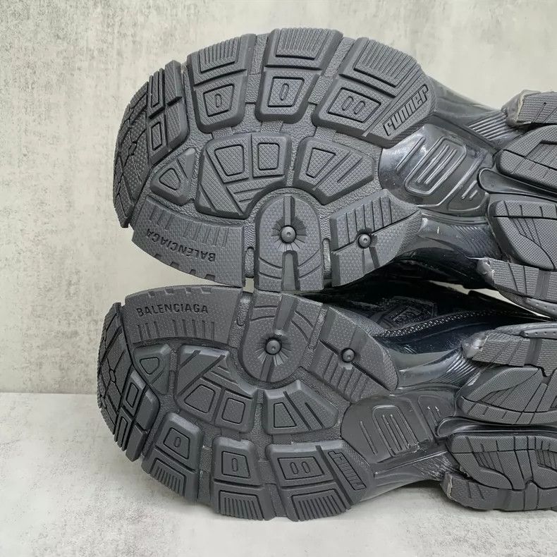 Balenciaga Balenciaga Runner Sneakers Size 37 Black Size US 7 / IT 37 - 8 Thumbnail