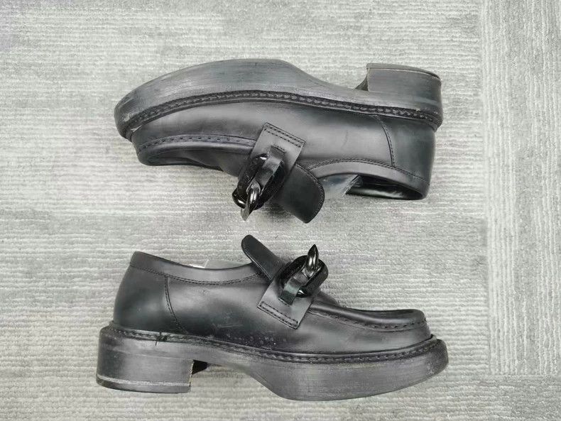 Louis Vuitton Louis Vuitton Lock Chain Loafers Size 35.5 Size US 6 / IT 36 - 4 Thumbnail