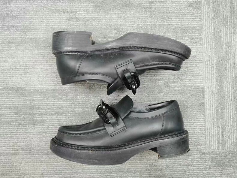 Louis Vuitton Louis Vuitton Lock Chain Loafers Size 35.5 Size US 6 / IT 36 - 5 Thumbnail