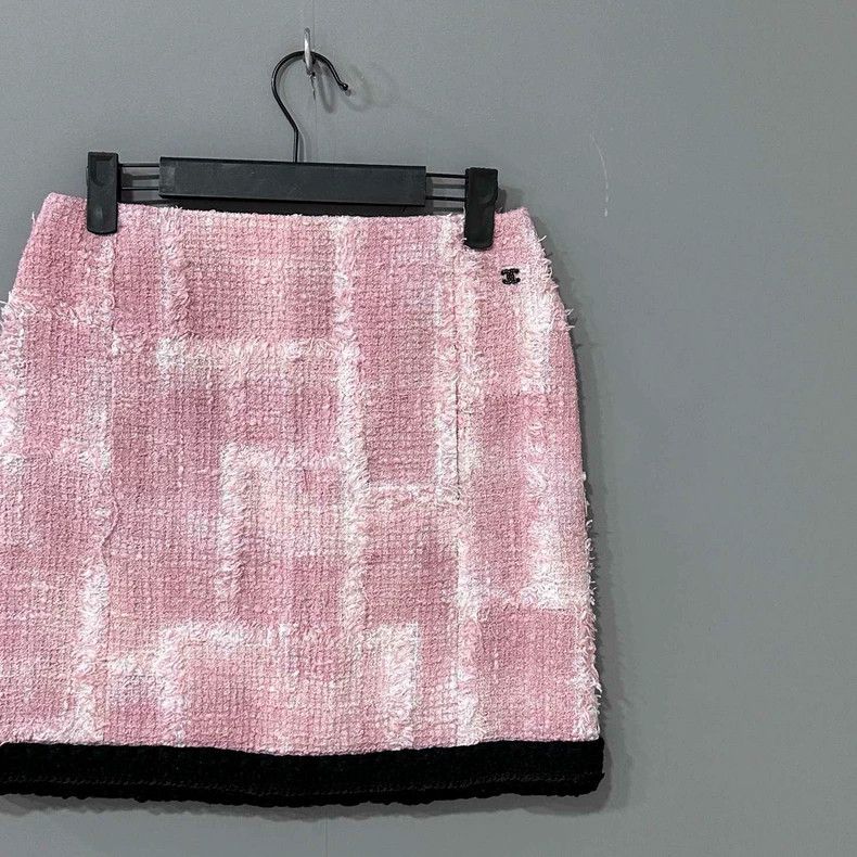Chanel Pink Tweed Mini Skirt with Logo - dmc Size 36" / US 14 / IT 50 - 2 Thumbnail