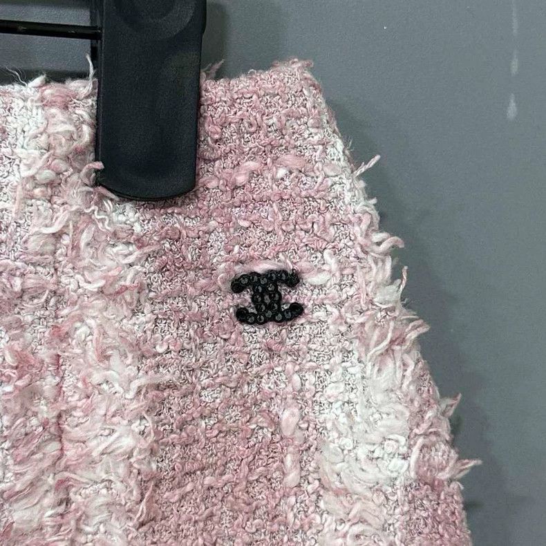 Chanel Pink Tweed Mini Skirt with Logo - dmc Size 36" / US 14 / IT 50 - 4 Thumbnail