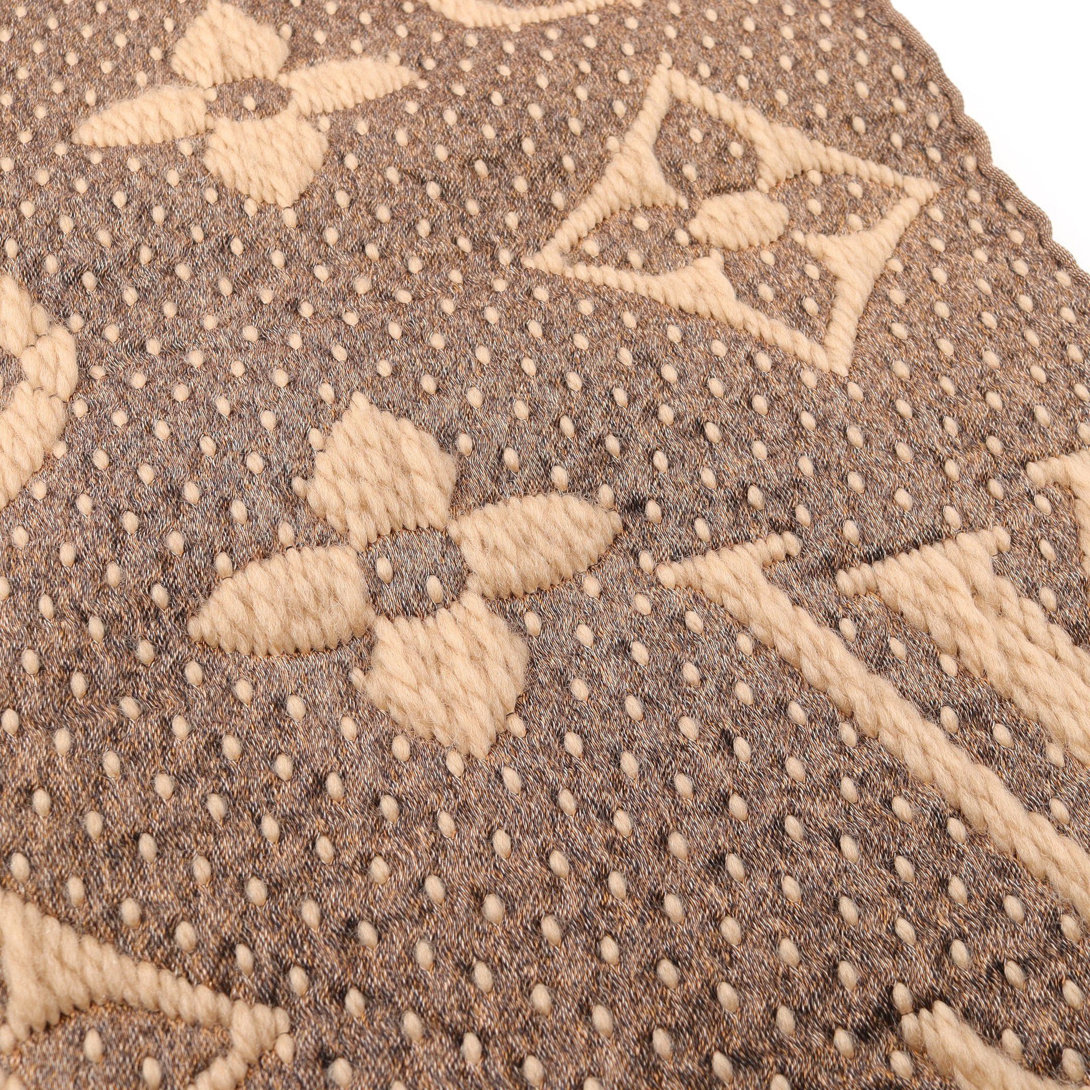 Louis Vuitton Louis Vuitton Écharpe Giant Monogram Scarf Wool Silk Beige Black Size ONE SIZE - 4 Thumbnail