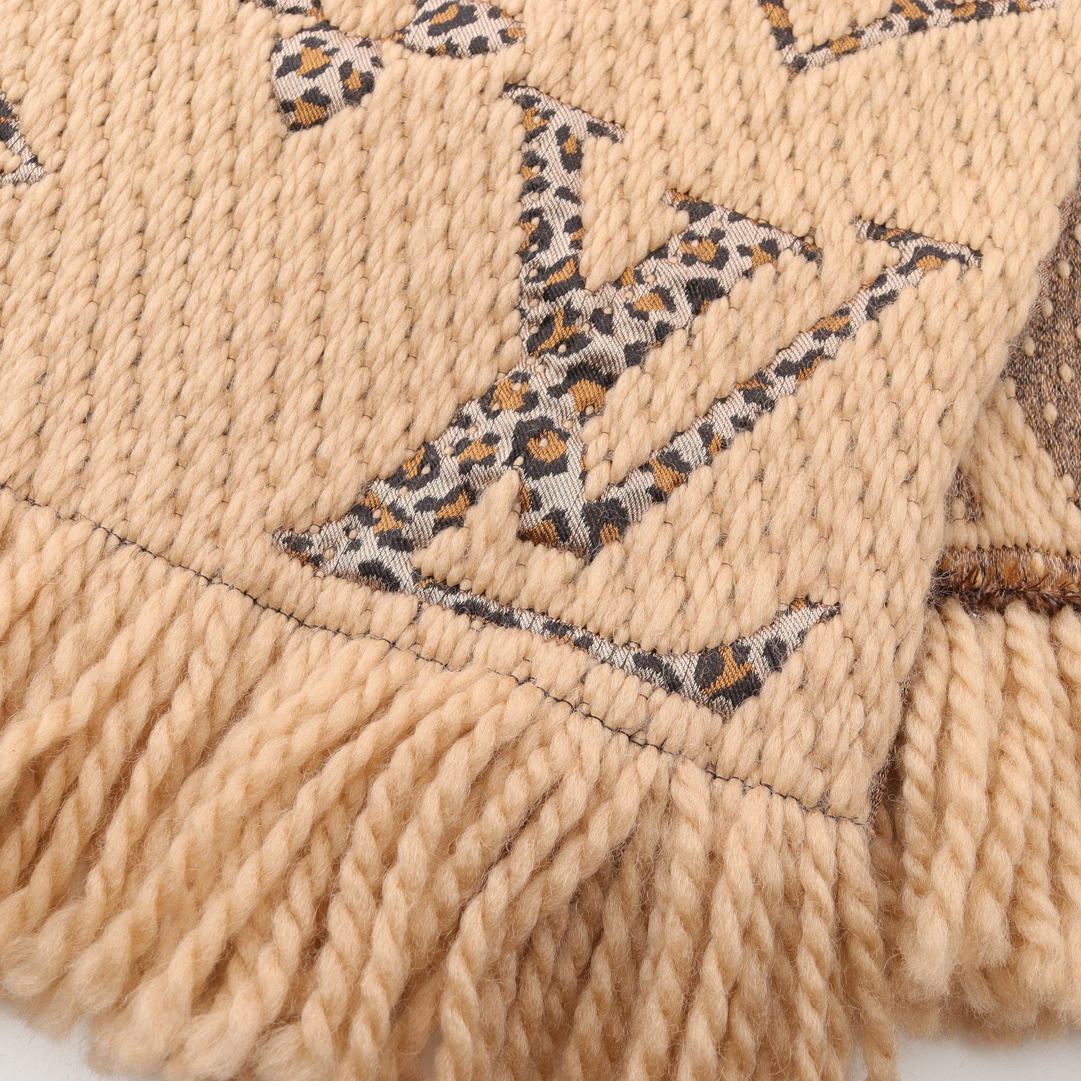 Louis Vuitton Louis Vuitton Écharpe Giant Monogram Scarf Wool Silk Beige Black Size ONE SIZE - 3 Thumbnail