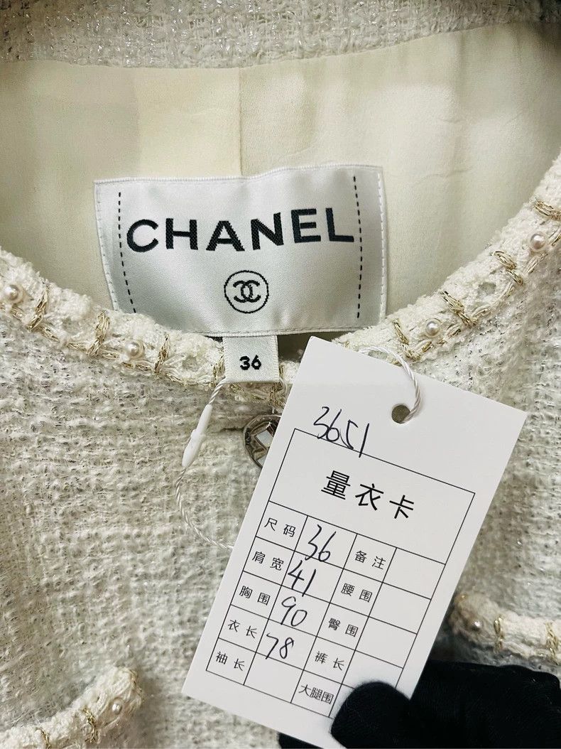 Chanel Chanel White Boucle Trimmed Waist Coat- DMC Size US M / EU 48-50 / 2 - 2 Thumbnail