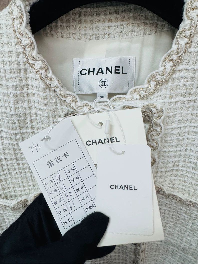 Chanel Chanel White Tweed Jacket from Spring Collection- DMC Size US M / EU 48-50 / 2 - 2 Thumbnail