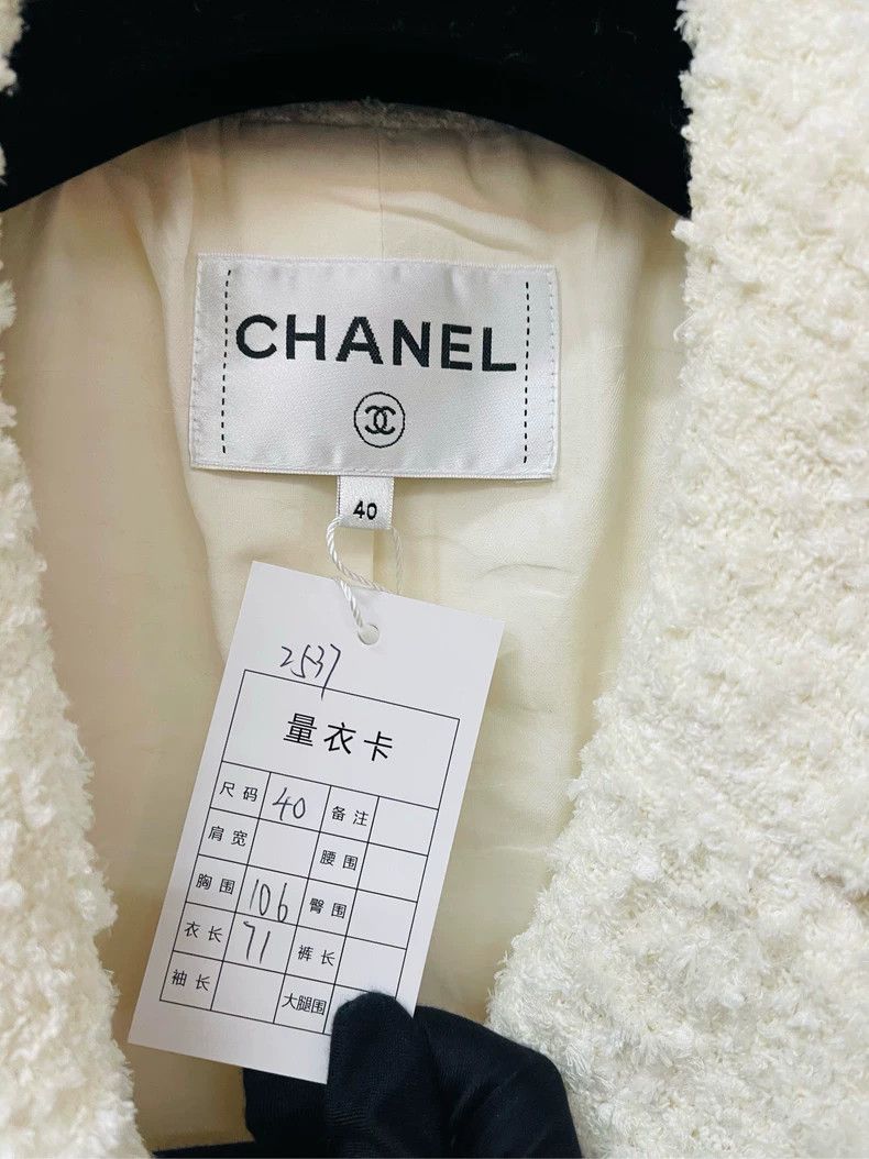 Chanel Chanel White Four-Pocket Tweed Jacket- DMC Size US M / EU 48-50 / 2 - 3 Thumbnail