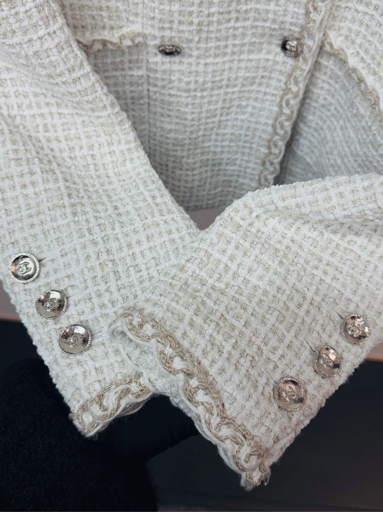 Chanel Chanel White Tweed Jacket from 25C Collection- DMC Size US M / EU 48-50 / 2 - 4 Thumbnail