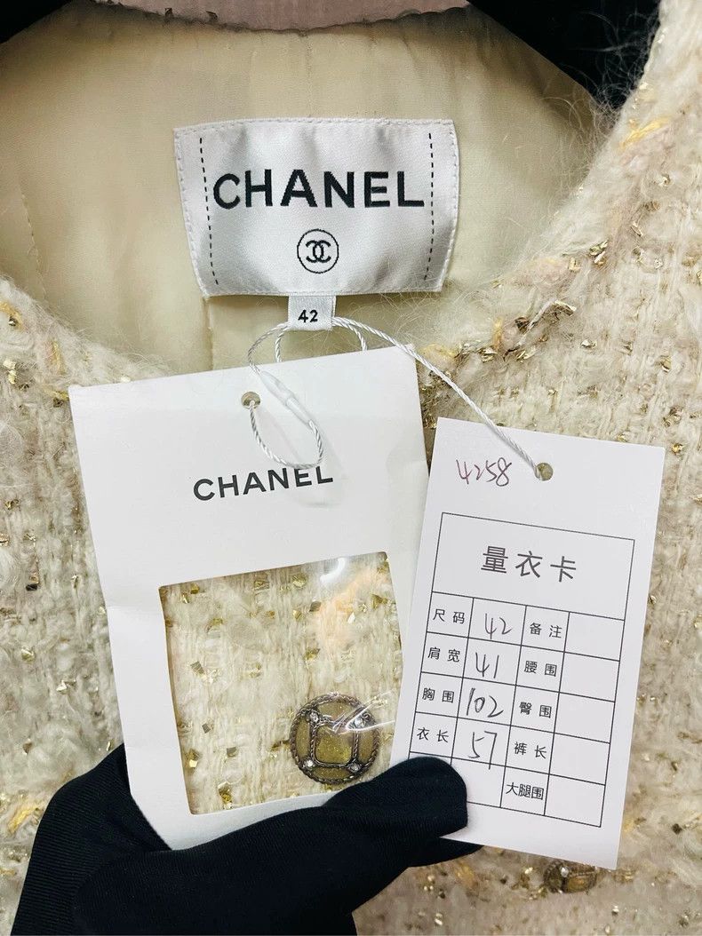 Chanel Chanel White Tweed Jacket with Glass Buttons- DMC Size US S / EU 44-46 / 1 - 2 Thumbnail