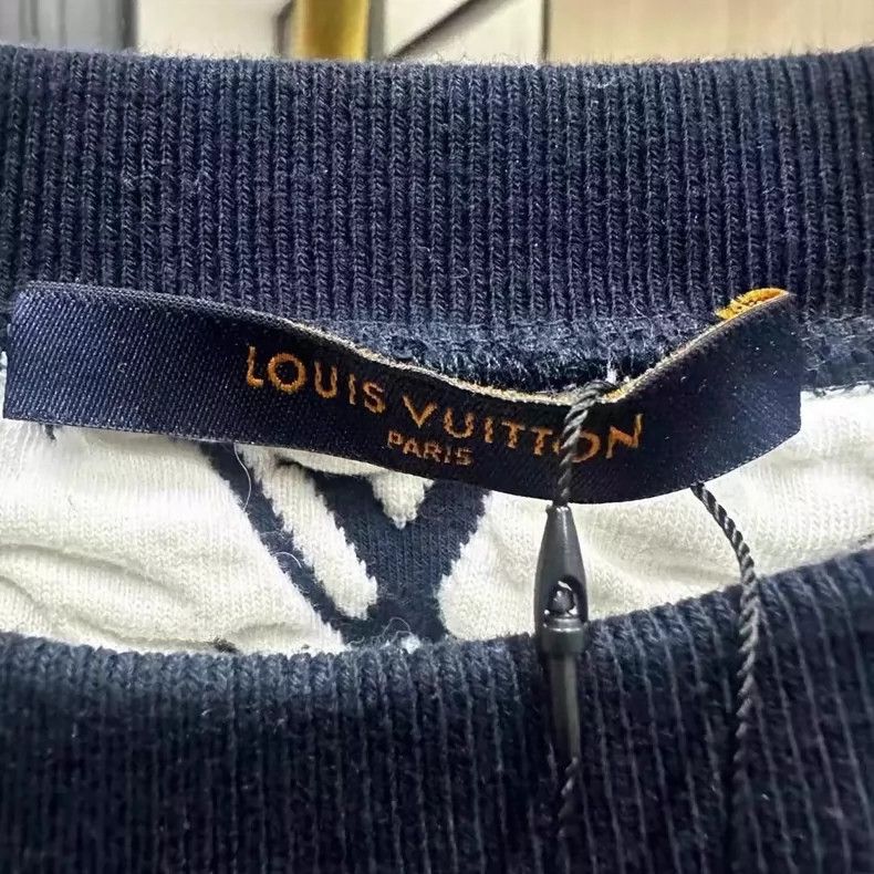 Louis Vuitton Louis Vuitton Printed Sweatshirt Size Small- DMC Size US S / EU 44-46 / 1 - 2 Thumbnail