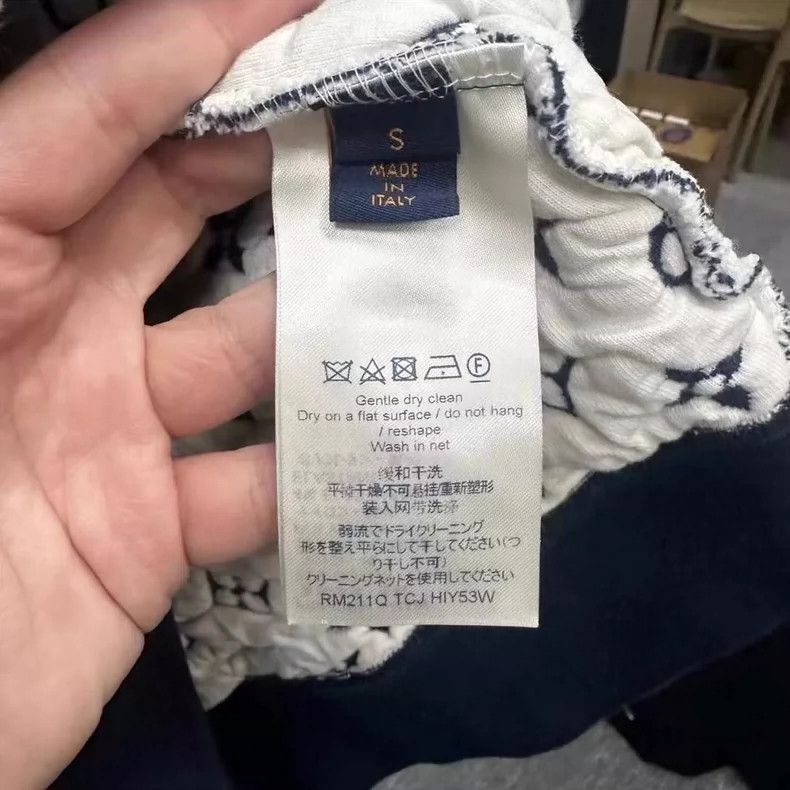 Louis Vuitton Louis Vuitton Printed Sweatshirt Size Small- DMC Size US S / EU 44-46 / 1 - 4 Thumbnail