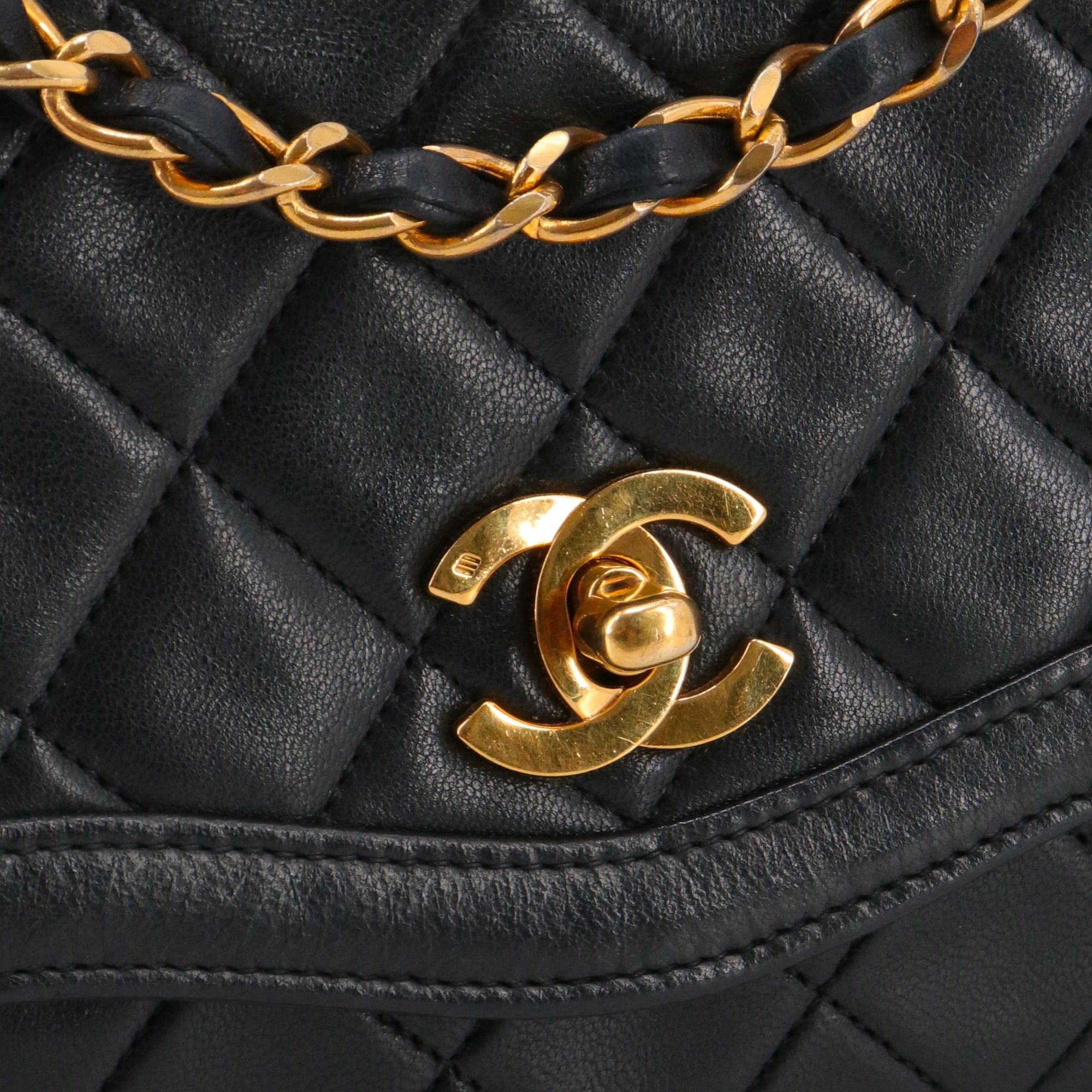 Chanel CHANEL - Chanel Simple Flap Flap Shoulder Bag in Black Quilted Leather Size ONE SIZE - 5 Thumbnail
