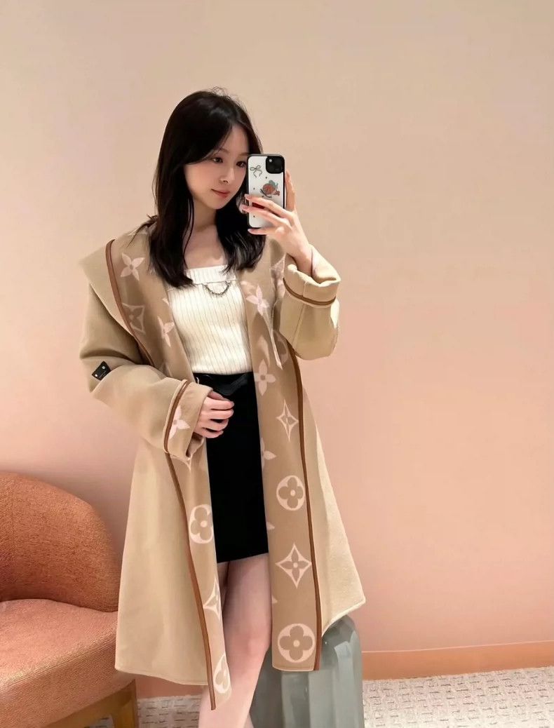 Louis Vuitton LV Classic Monogram Bathrobe Coat- DMC Size US M / EU 48-50 / 2 - 9 Thumbnail