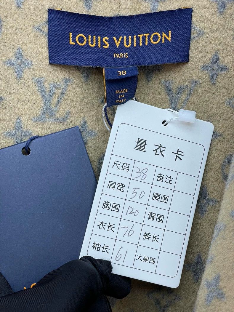 Louis Vuitton LV Short Robe with Logo Design- DMC Size US M / EU 48-50 / 2 - 6 Thumbnail