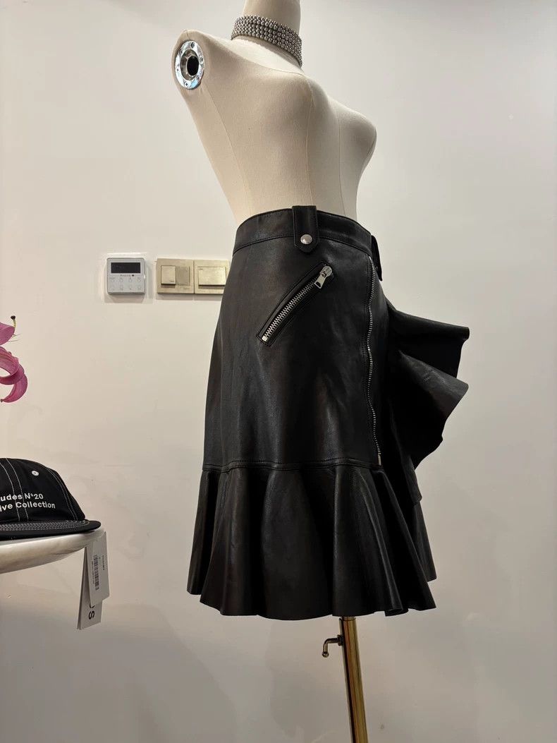 Alexander McQueen Black Leather Skirt with Ruffles and Zipper- DMC Size US 38 / EU 54 - 3 Thumbnail
