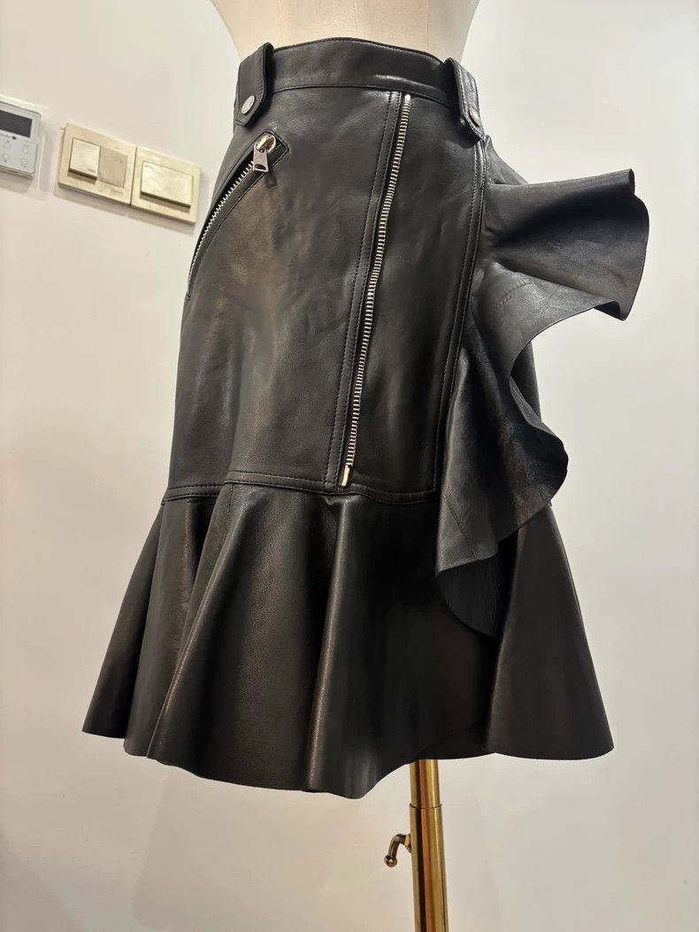 Alexander McQueen Black Leather Skirt with Ruffles and Zipper- DMC Size US 38 / EU 54 - 6 Thumbnail