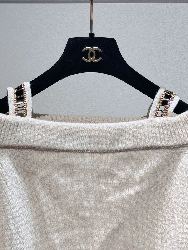 Chanel Chanel White Cashmere Off-Shoulder Sweater- DMC Size US S / EU 44-46 / 1 - 3 Thumbnail