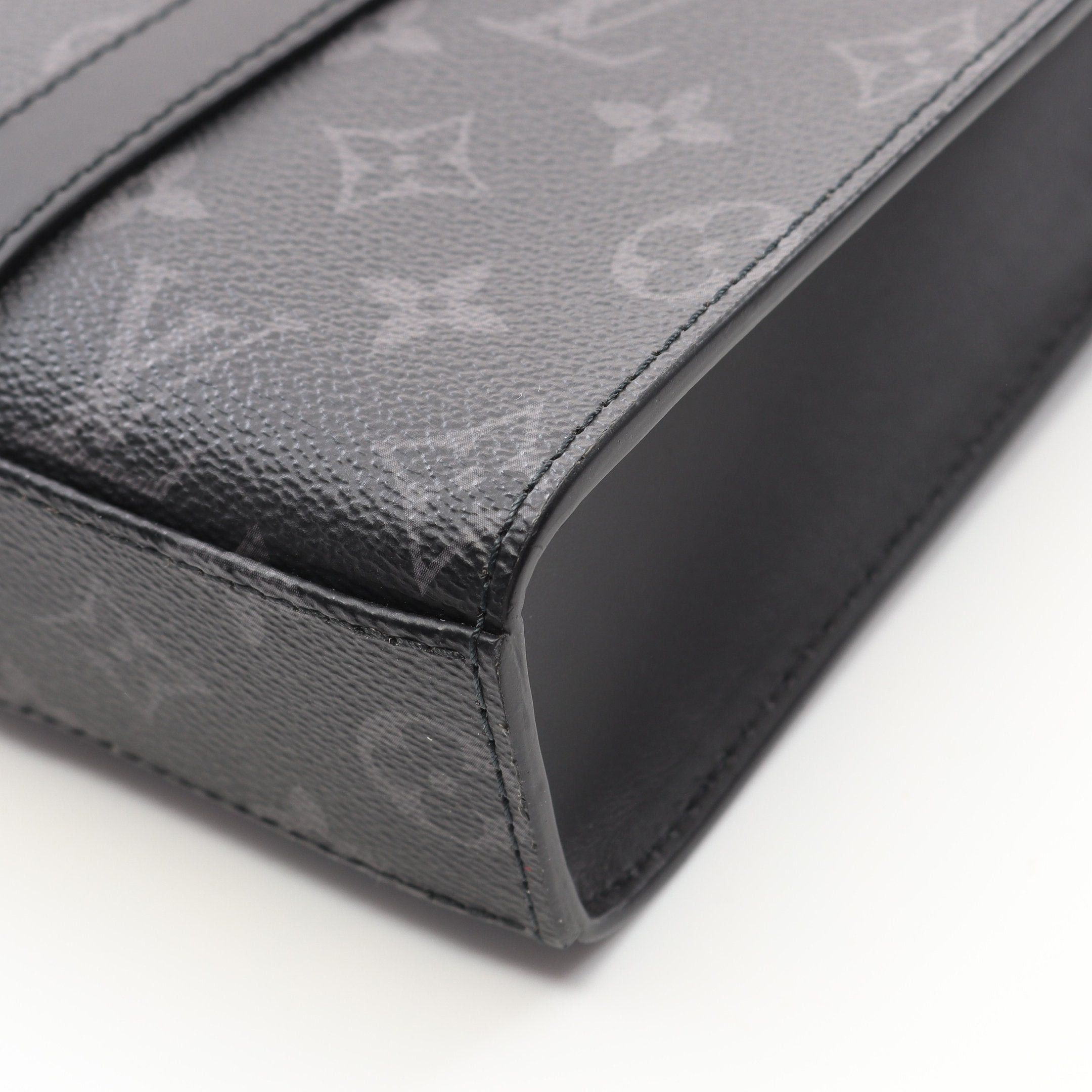 Louis Vuitton Louis Vuitton Sac Plat Cloth Monogram Eclipse Handbag Leather Black Size ONE SIZE - 5 Thumbnail