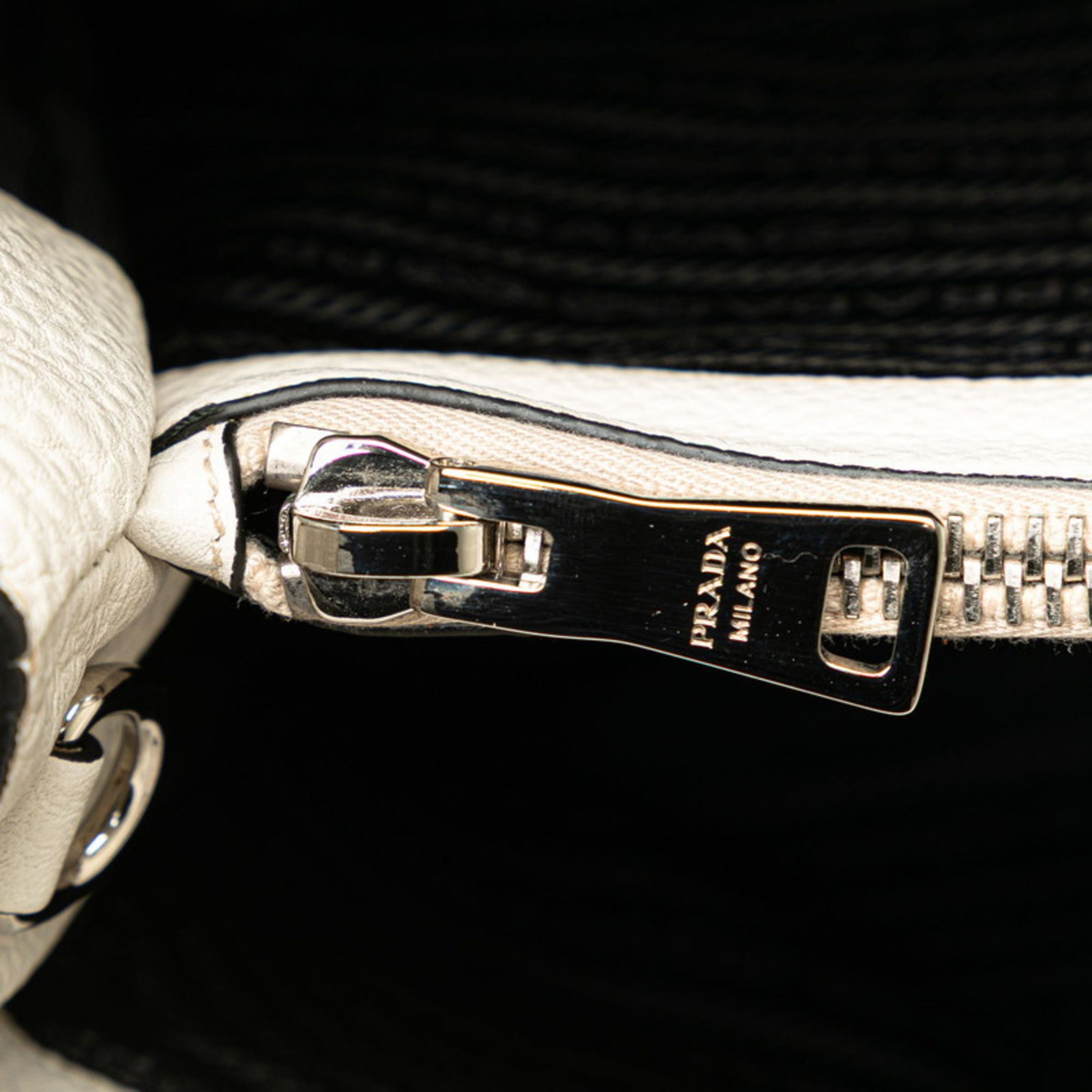 Prada Prada Vitello handbag Size ONE SIZE - 4 Thumbnail