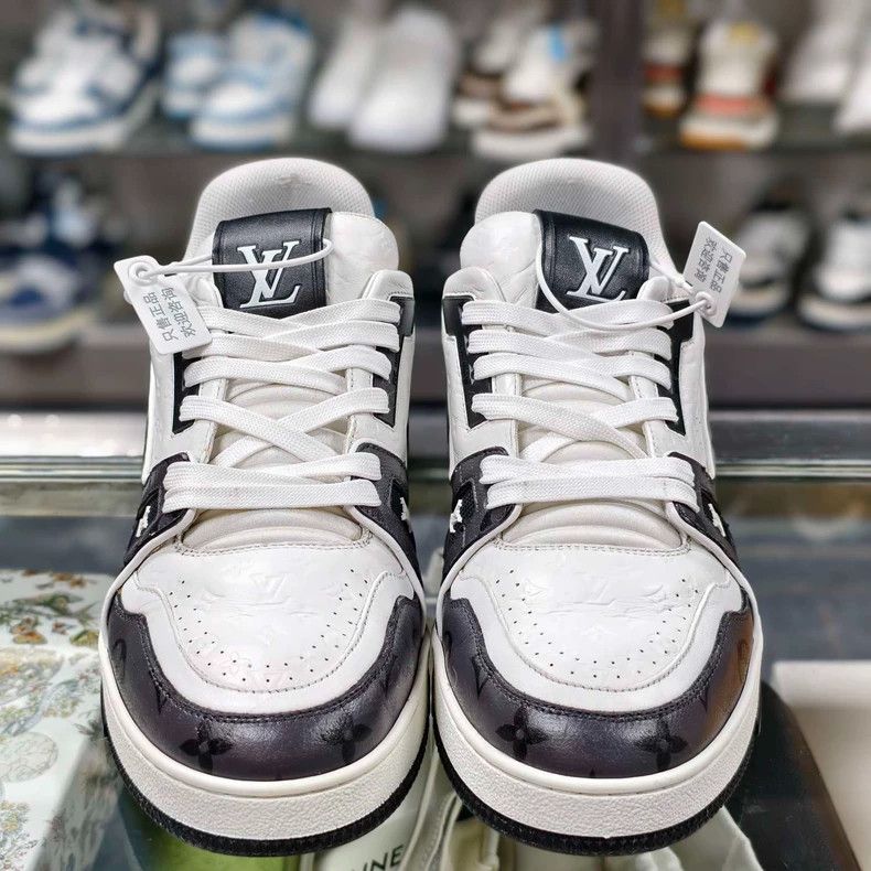 エレガントな足元◆送料込【LOUIS VUITTON】sneakers LV Trainer NEW STYLE! LV Trainer Sneaker Grey White Sneaker (ON FOOT
