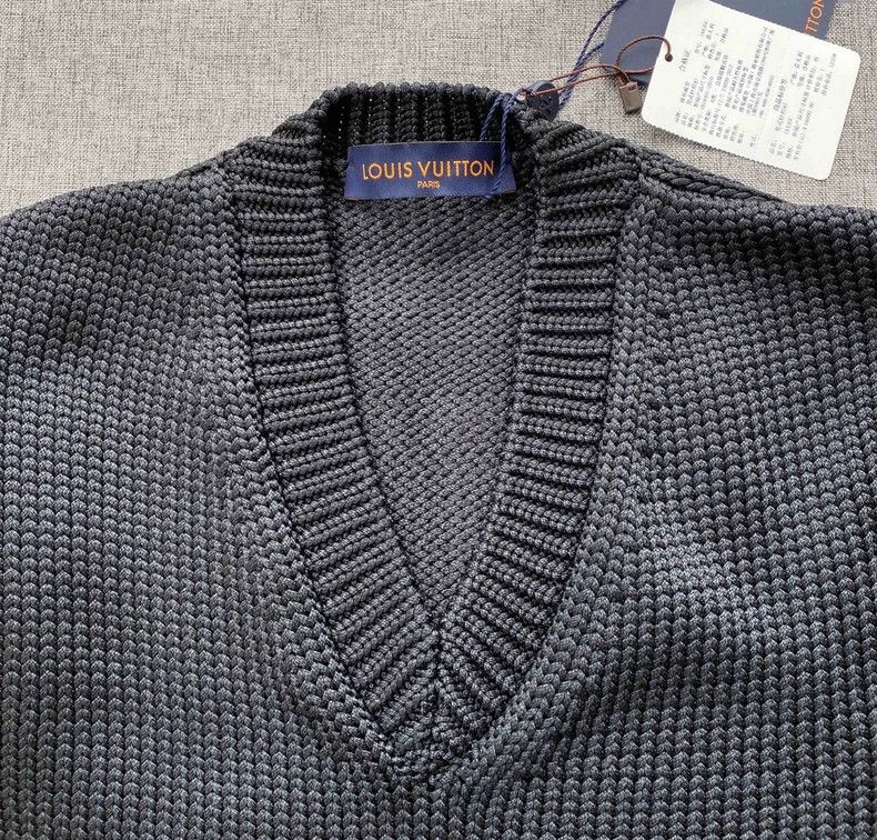 Louis Vuitton Louis Vuitton Logo Sweater Size S-yf Size US S / EU 44-46 / 1 - 4 Thumbnail
