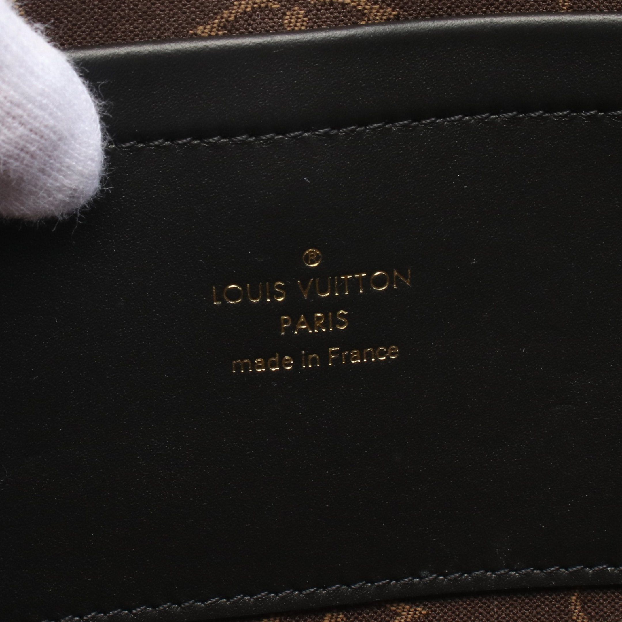 Louis Vuitton Louis Vuitton Utility Crossbody Shoulder Bag Leather Black Size ONE SIZE - 4 Thumbnail