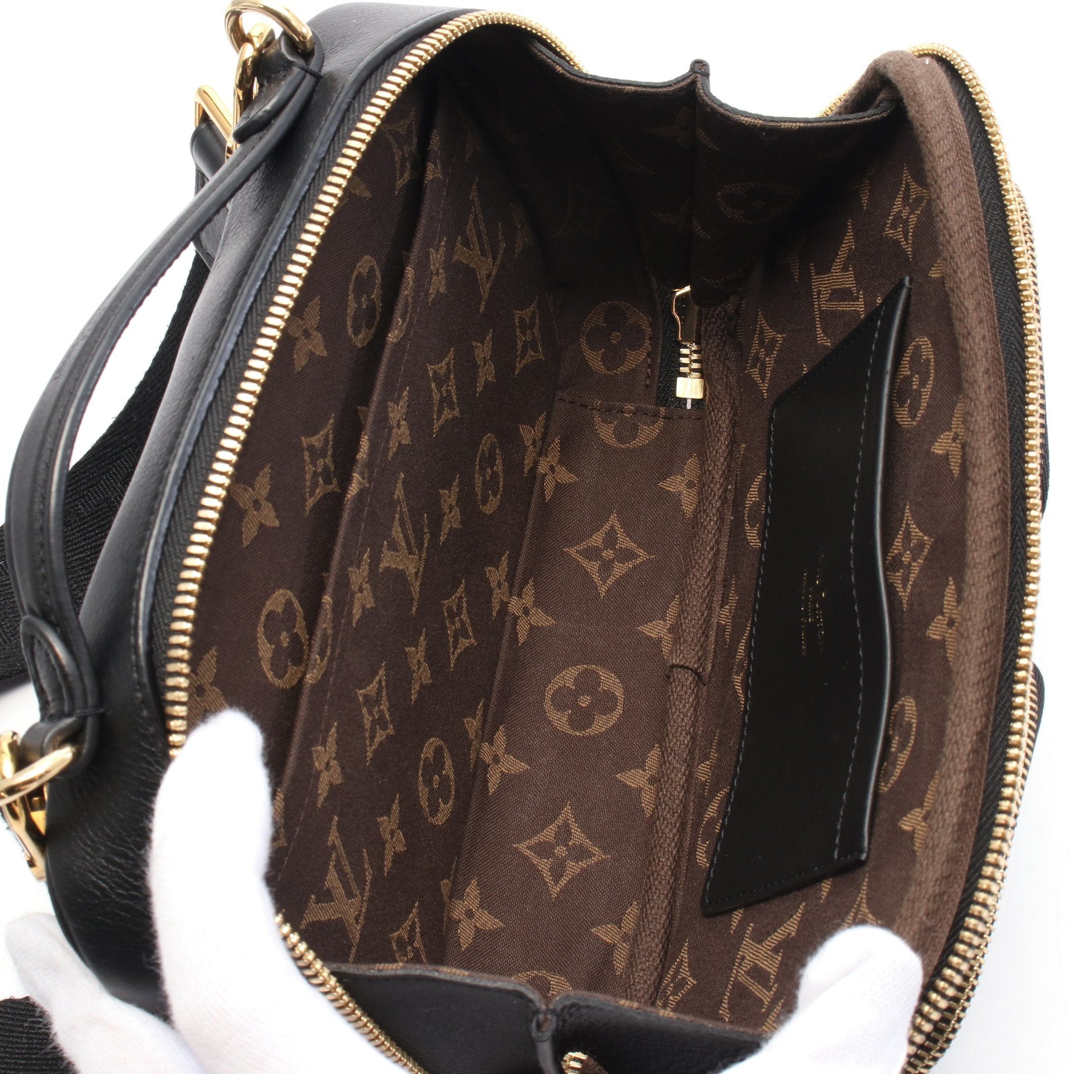 Louis Vuitton Louis Vuitton Utility Crossbody Shoulder Bag Leather Black Size ONE SIZE - 3 Thumbnail