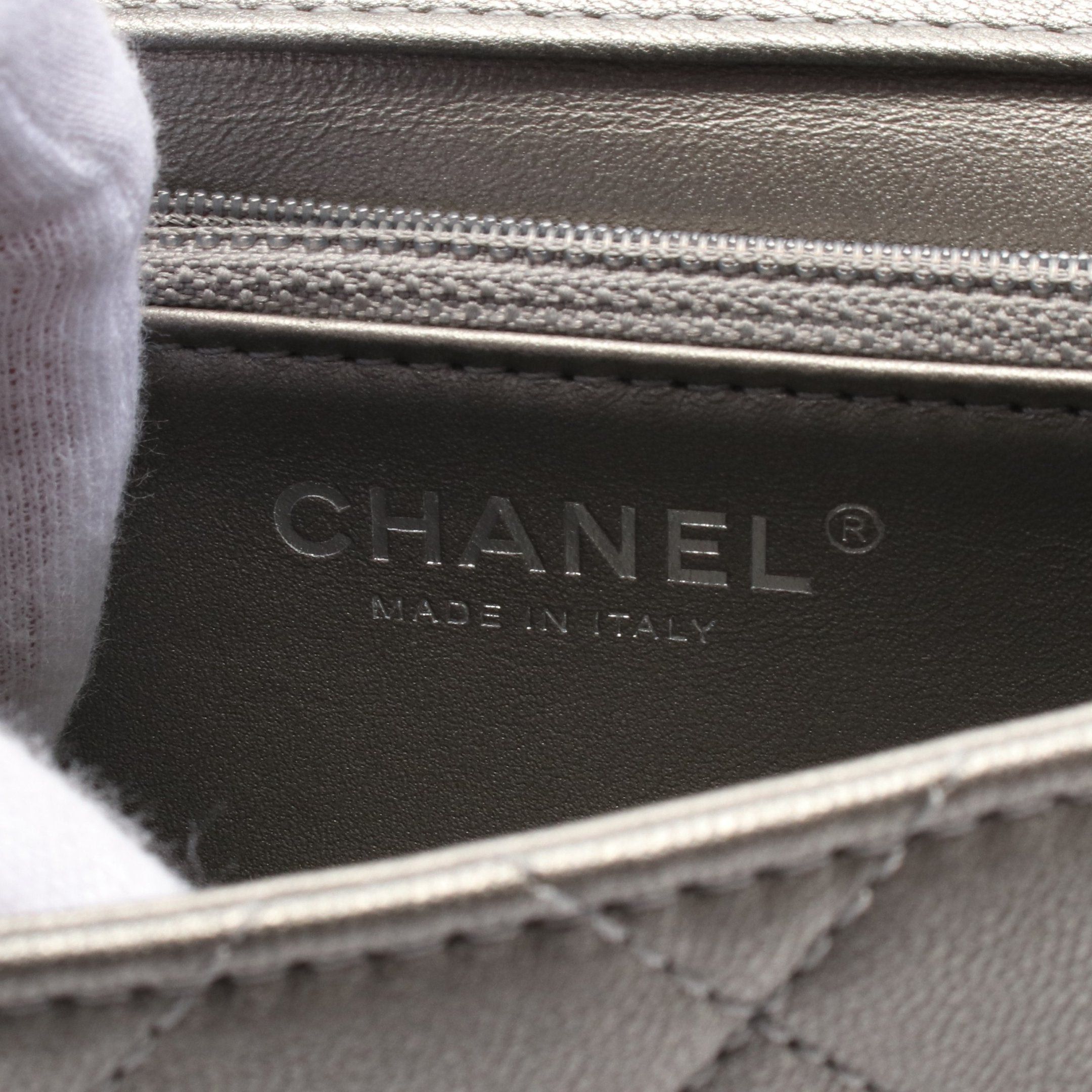 Chanel Chanel Matelasse Chain Shoulder Bag Leather Silver Antique Hardware Size ONE SIZE - 4 Thumbnail