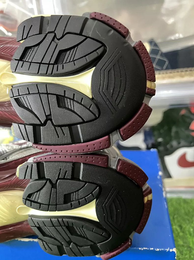 Balenciaga Balenciaga Runner Burgundy Women's Sneakers Size 36 Size US 4 / IT 34 - 8 Thumbnail