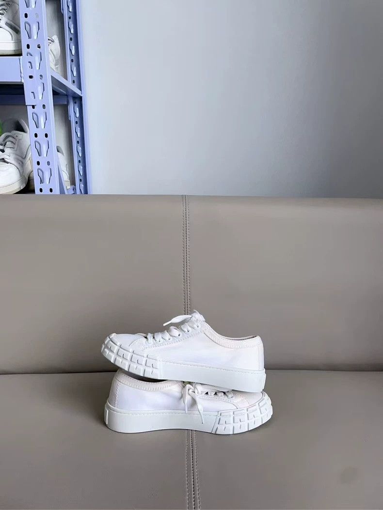 Prada Prada Sneakers Size 37 in Excellent Condition Size US 7 / IT 37 - 4 Thumbnail