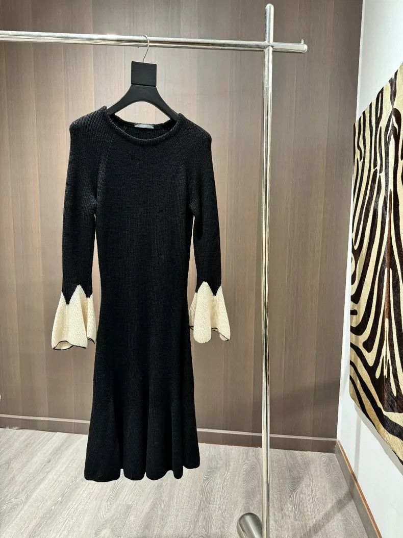 Alexander McQueen ALEXPANDED MCQUEEN Black Knit Dress with Flare Sleeves- DMC Size M / US 6-8 / IT 42-44 - 2 Thumbnail
