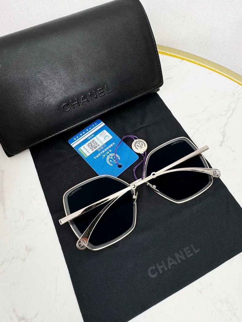 Chanel Chanel Pearl Chain Sunglasses with Case Size ONE SIZE - 7 Thumbnail