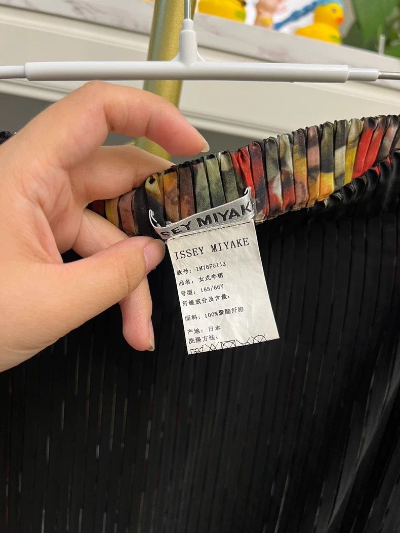 Issey Miyake Classic Black Pleated Skirt with Colorful Pattern Size 22" - 3 Thumbnail