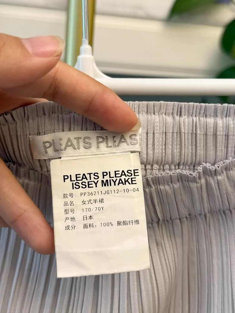 Issey Miyake Issey Miyake Pleated Skirt in Light Gray Size 24" / US 00 / IT 34 - 2 Thumbnail