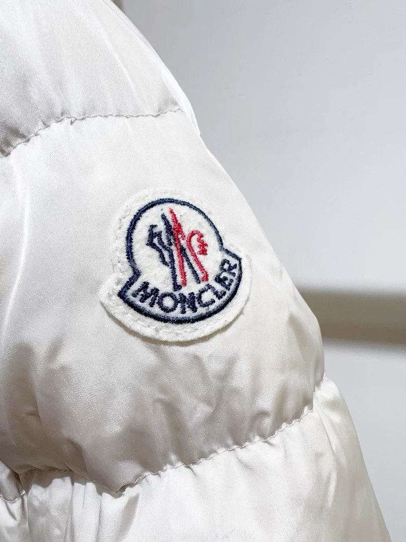 Moncler Moncler Down Jacket in Soft Beige Color Size M / US 6-8 / IT 42-44 - 2 Thumbnail