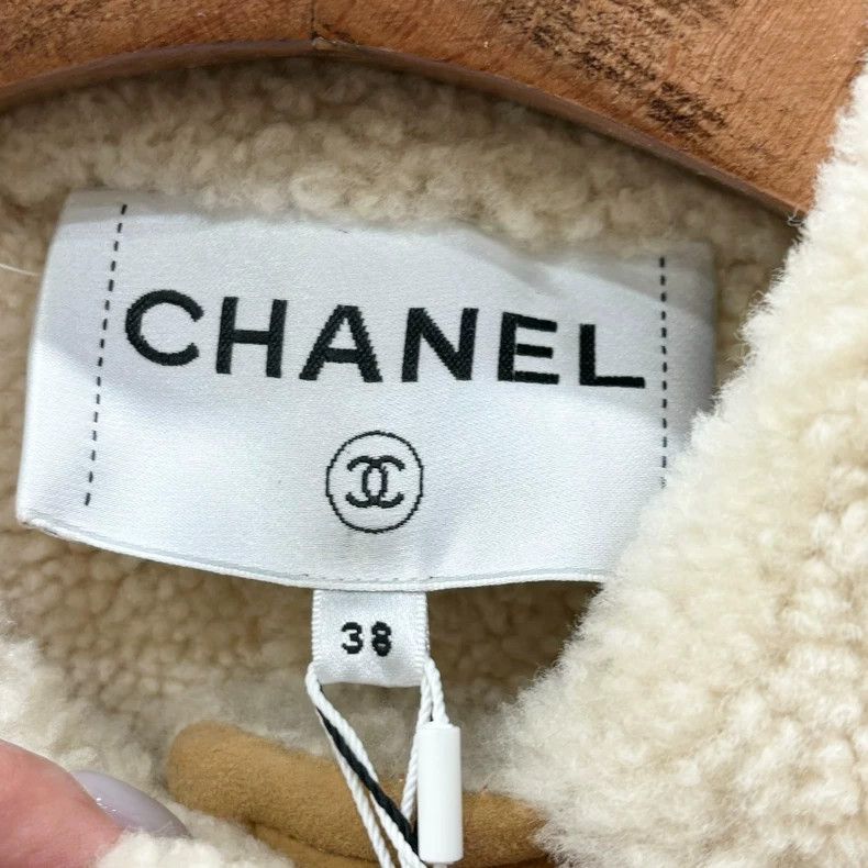 Chanel Chanel Fur-Lined Jacket with Lion Button Size M / US 6-8 / IT 42-44 - 4 Thumbnail