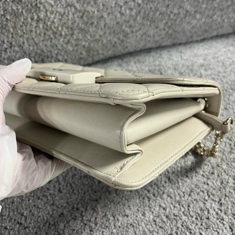 Chanel Chanel White Enamel Closure Chain Bag Size ONE SIZE - 4 Thumbnail