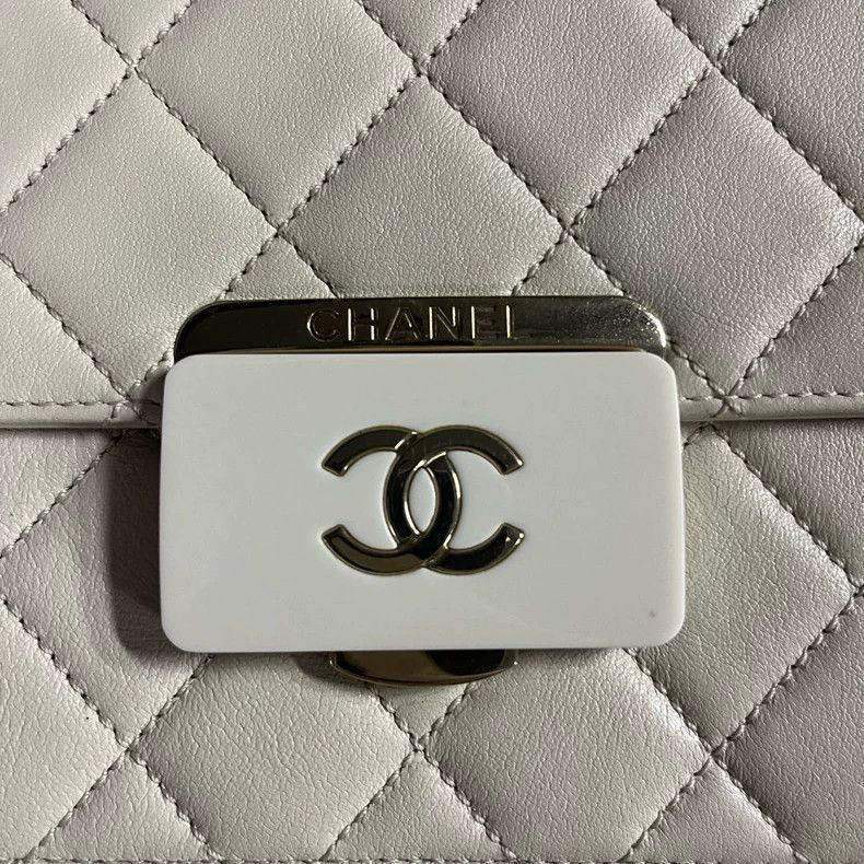 Chanel Chanel White Enamel Closure Chain Bag Size ONE SIZE - 5 Thumbnail