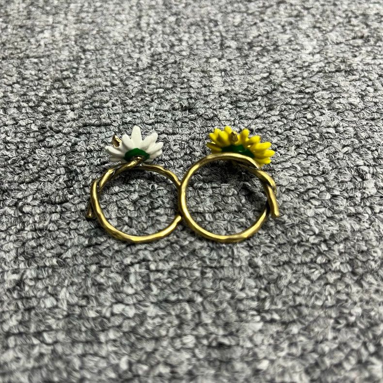 Louis Vuitton Louis Vuitton White Yellow Daisy Ring Set Size ONE SIZE - 3 Thumbnail