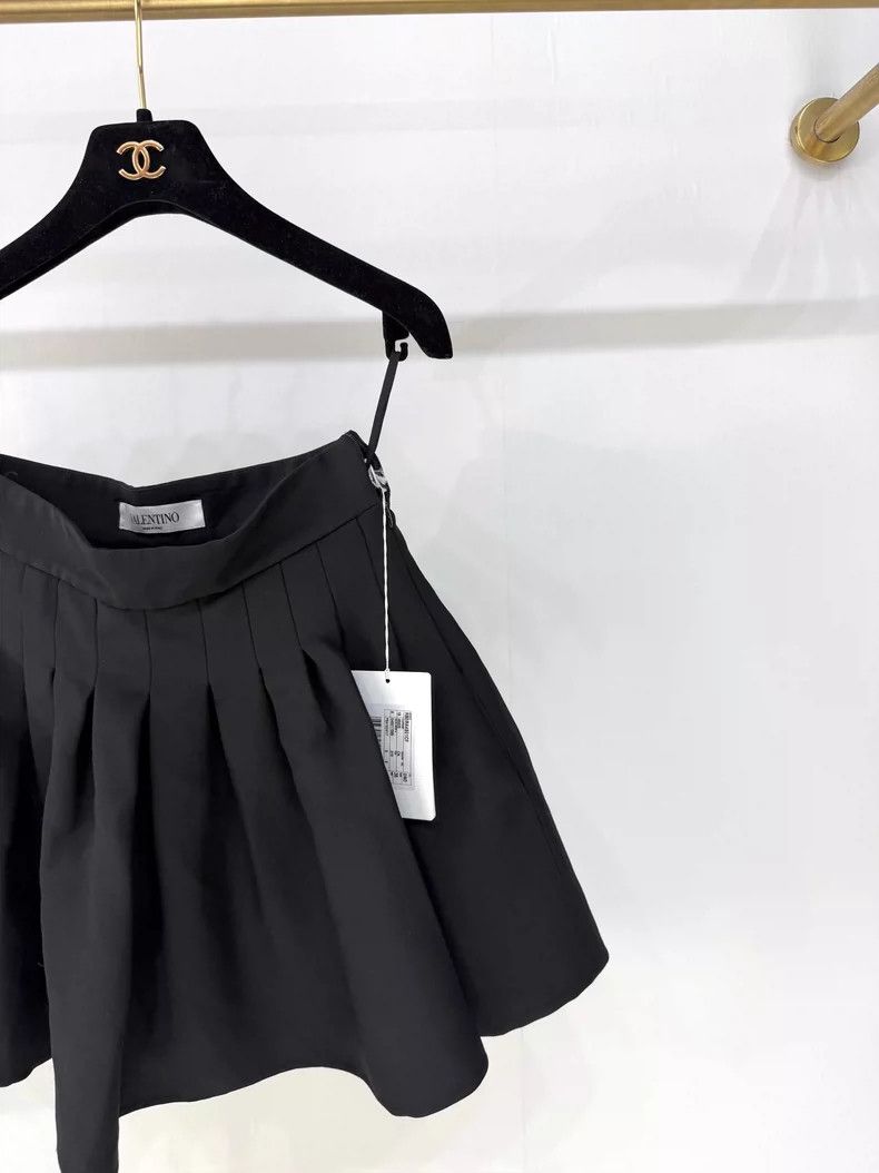 Valentino Valentino Black Pleated Skirt with Tags Size 36" / US 14 / IT 50 - 3 Thumbnail