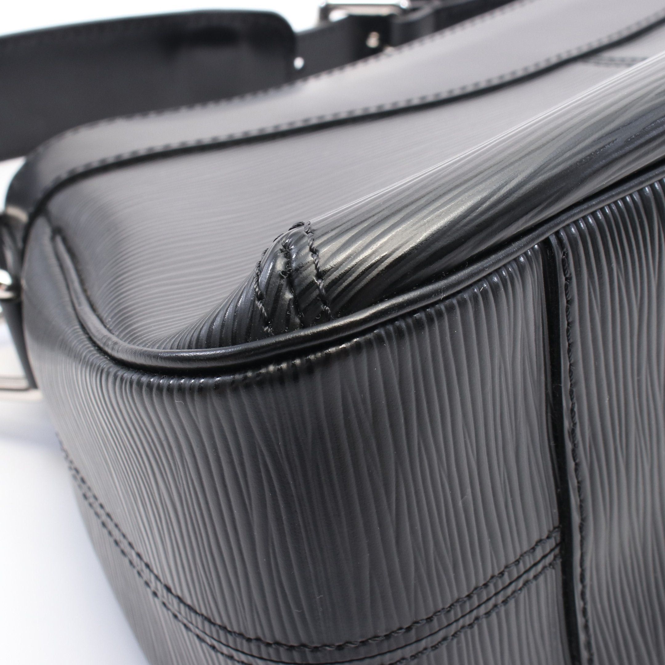 Louis Vuitton Louis Vuitton Turen Pm Epi Noir Shoulder Bag Leather Black Size ONE SIZE - 8 Thumbnail