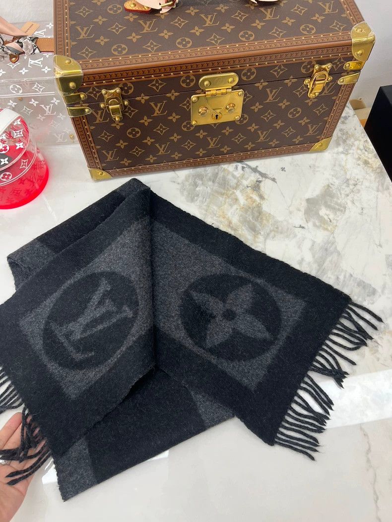 Louis Vuitton Super New LV Wool Cashmere Scarf Size ONE SIZE - 5 Thumbnail