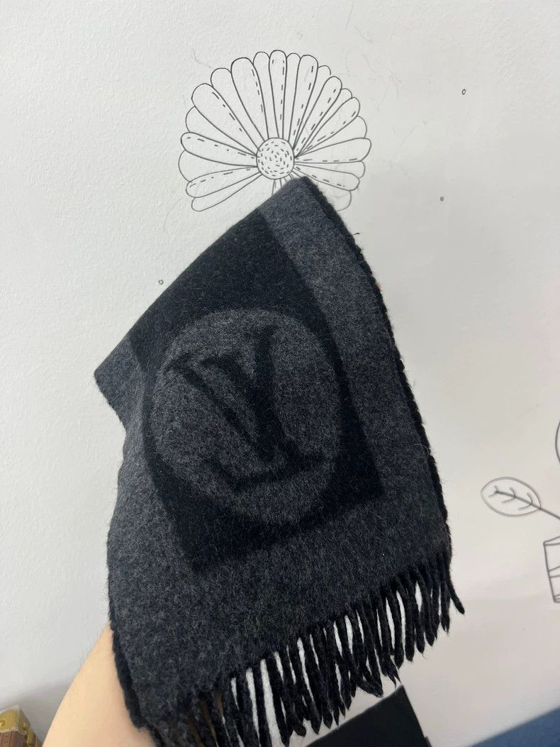 Louis Vuitton Super New LV Wool Cashmere Scarf Size ONE SIZE - 6 Thumbnail