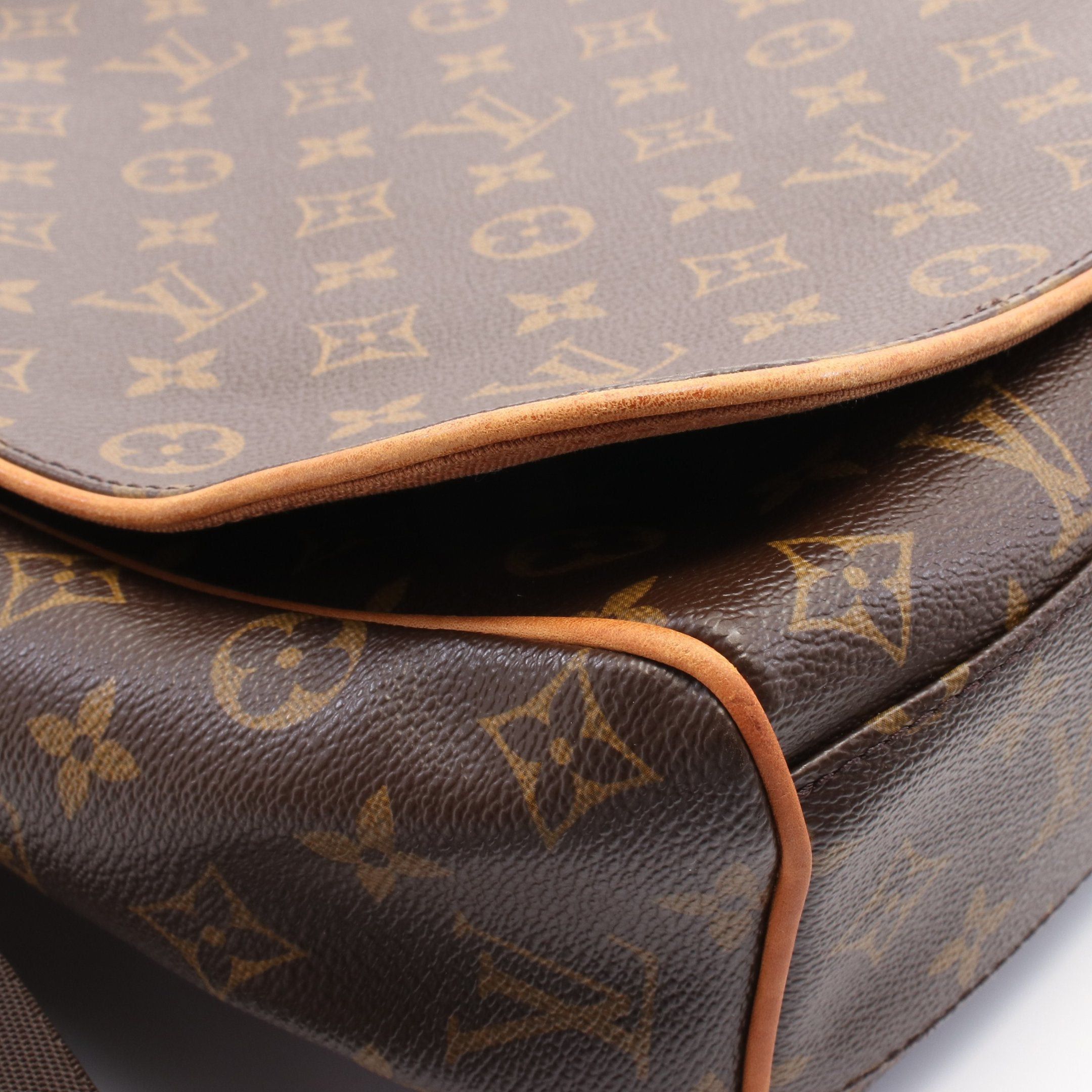 Louis Vuitton Louis Vuitton Aves Monogram Shoulder Bag Leather Brown Size ONE SIZE - 7 Thumbnail