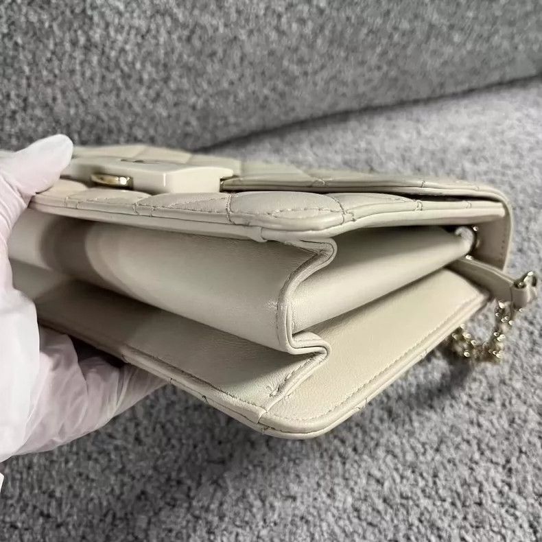 Chanel Chanel White Enamel Flap Chain Bag Size ONE SIZE - 4 Thumbnail