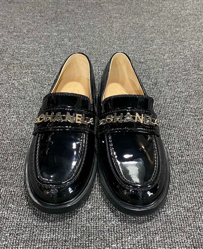 Chanel Black Patent Leather Loafers with Logo Size US 8 / IT 38 - 4 Thumbnail