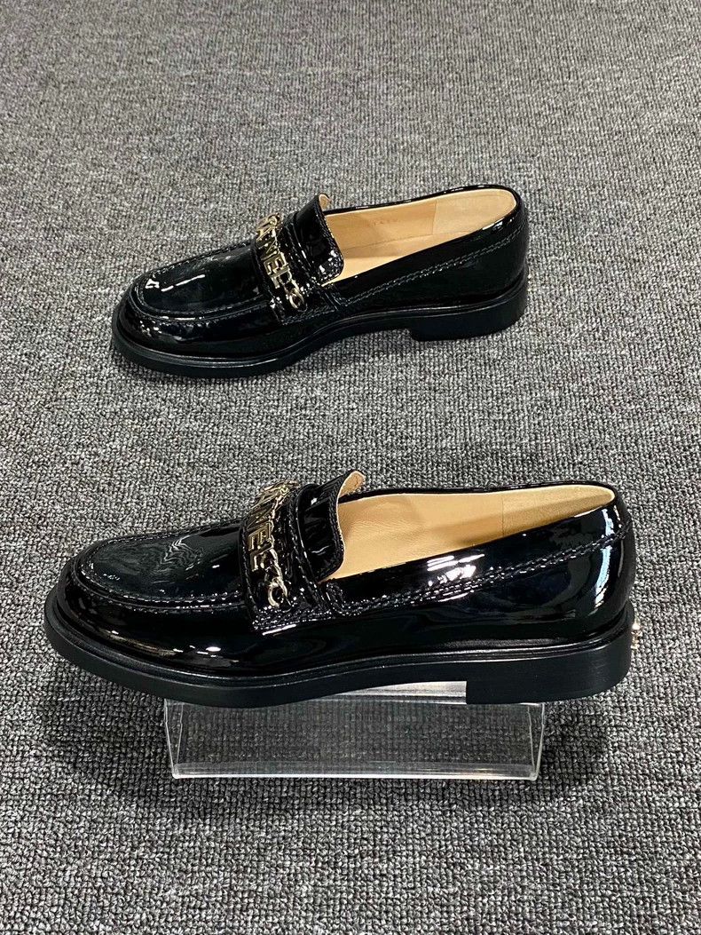 Chanel Black Patent Leather Loafers with Logo Size US 8 / IT 38 - 2 Thumbnail
