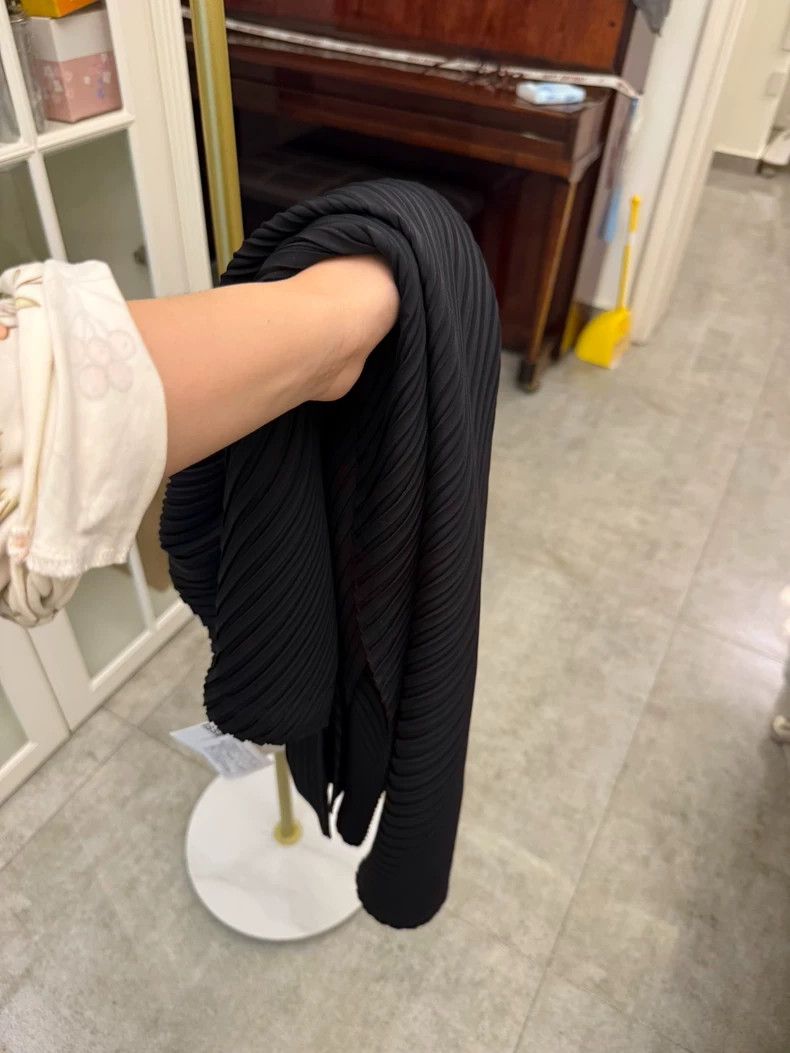 Issey Miyake Issey Miyake Pleated Black Midi Skirt Size 30" / US 8 / IT 44 - 7 Thumbnail