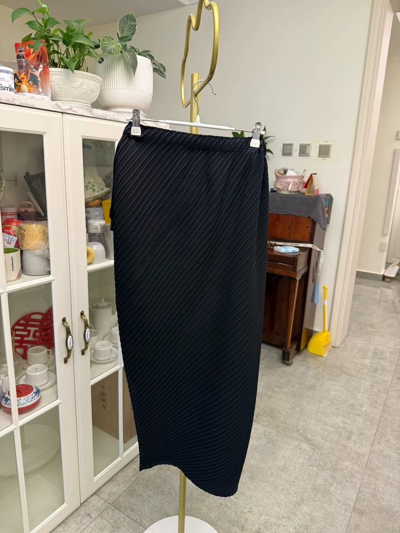 Issey Miyake Issey Miyake Pleated Black Midi Skirt Size 30" / US 8 / IT 44 - 6 Thumbnail